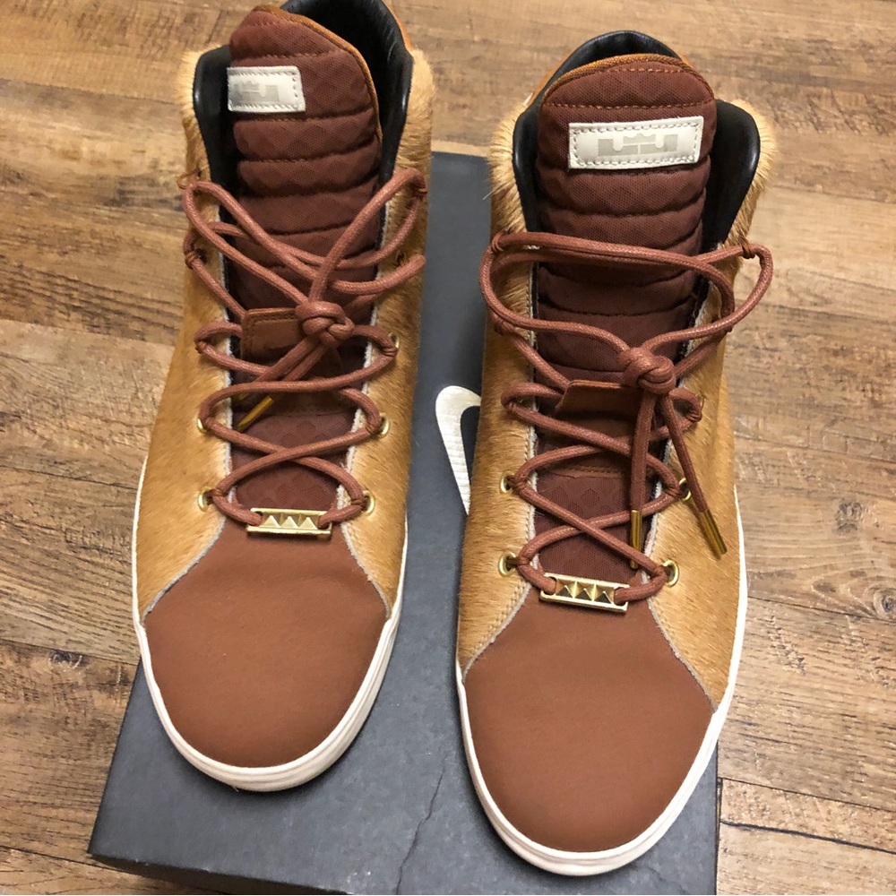 Nike Lebron James leader of the pride size 14 fur (rare) gold piece on laces